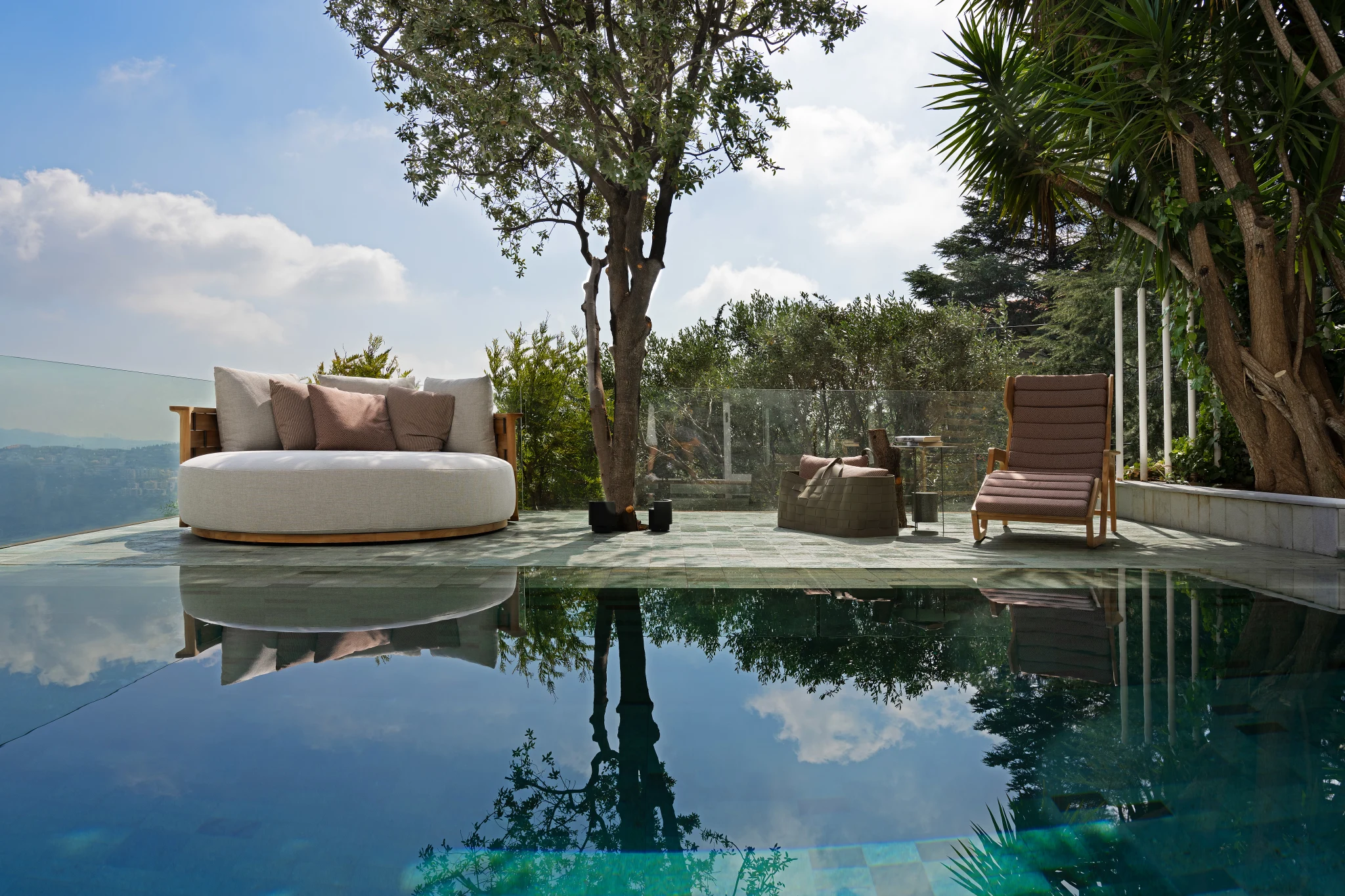 The Palinfrasca garden bed and the D.150.5 chaise longue, by the pool