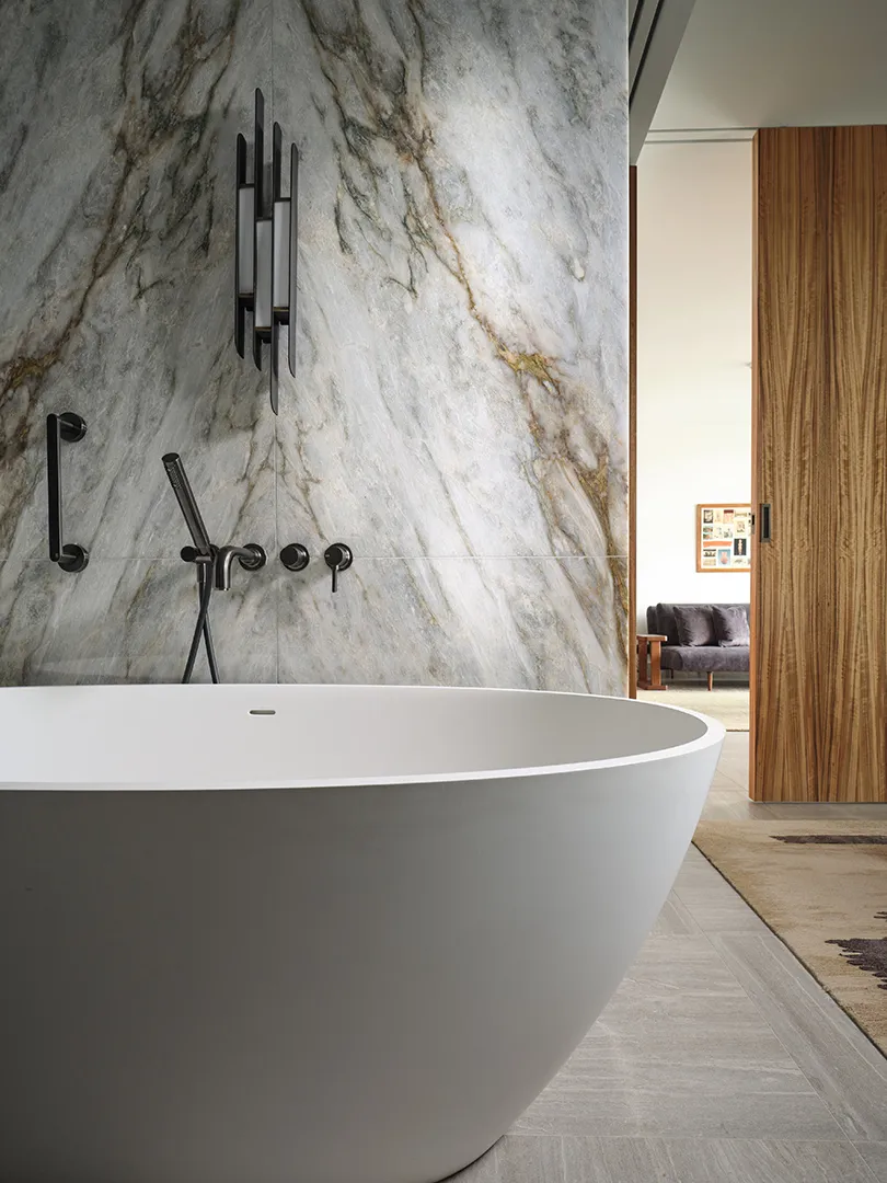 The bath, against veined marble