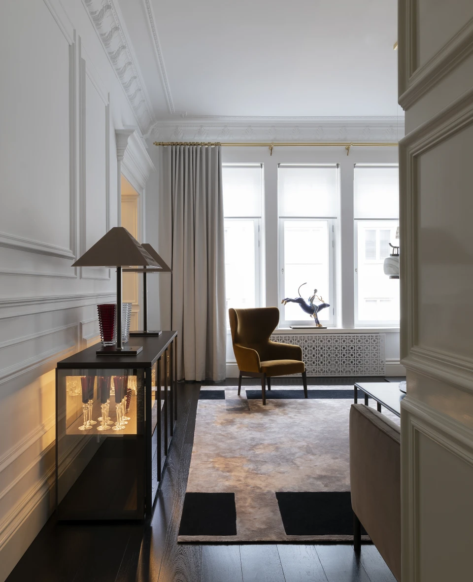 The salon windows, onto Bulevardi